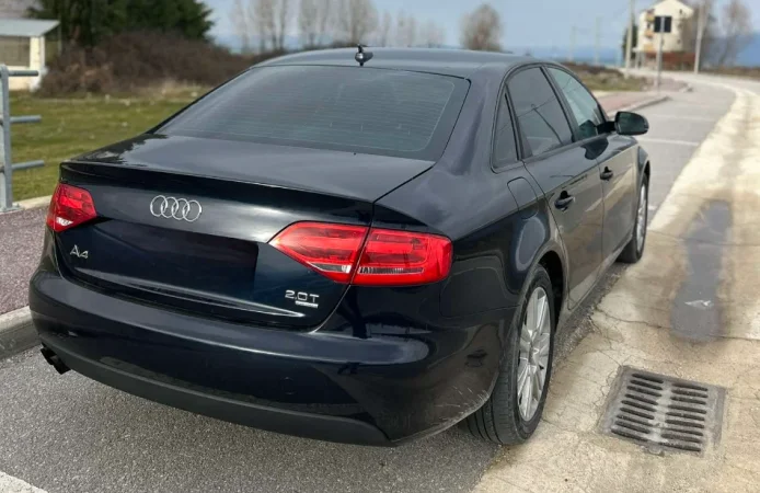 Korce, shitet makine Audi A4 Benzin, blu e errët automatik Klima 272.001 km 5.000 €