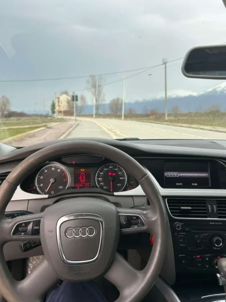Korce, shitet makine Audi A4 Benzin, blu e errët automatik Klima 272.001 km 5.000 €