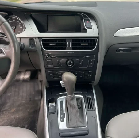 Korce, shitet makine Audi A4 Benzin, blu e errët automatik Klima 272.001 km 5.000 €