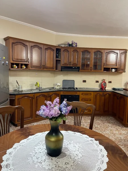 Tirane, jepet me qera apartament 2+1+Ballkon Kati 3, 103 m² 600 € (Rruga Don Bosko)