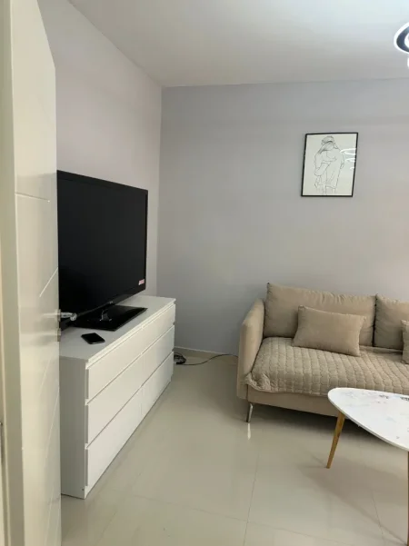 Tirane, jepet me qera apartament 1+1 Kati 3, 65 m² ,Çmimi 50.000 Lekë të Reja, tek 21 Dhjetori ,Tiranë