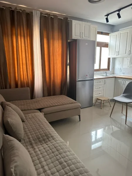 Tirane, jepet me qera apartament 1+1 Kati 3, 65 m² ,Çmimi 50.000 Lekë të Reja, tek 21 Dhjetori ,Tiranë