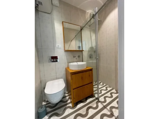 Tirane, jepet me qera apartament 2+1 Kati 5, 100 m² 1.300 € (Rr. kosovareve)