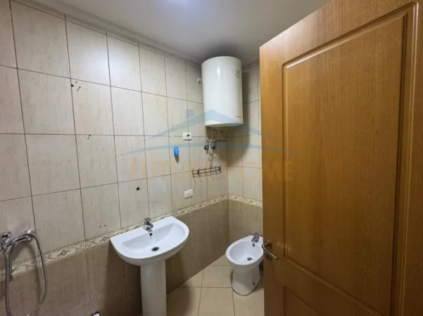 Tirane, jepet me qera apartament 2+1 Kati 1, 100 m² 550 € (Unaza e Re)