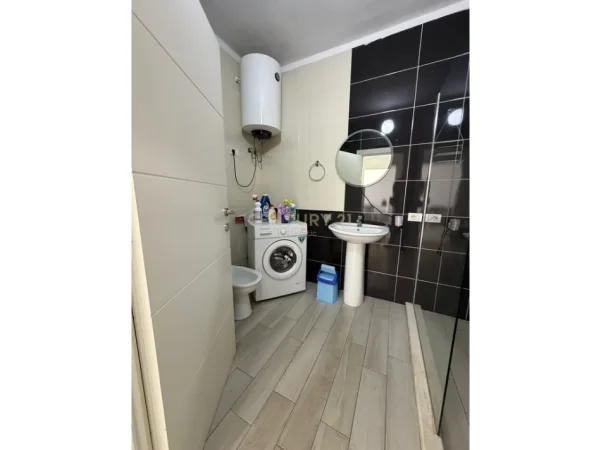 Durres, jepet me qera 1+1 Kati 7, 60 m² 500 € (Stacioni trenit, Durres)