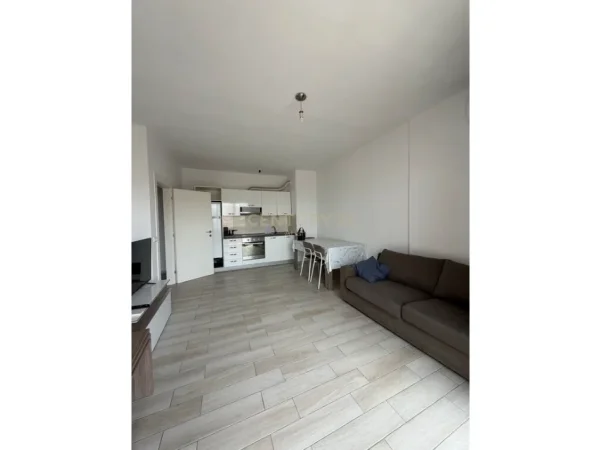 Durres, jepet me qera 1+1 Kati 7, 60 m² 500 € (Stacioni trenit, Durres)