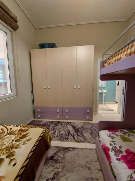 Tirane, jepet me qera apartament 3+1 , 150 m² 700 € (fresk)