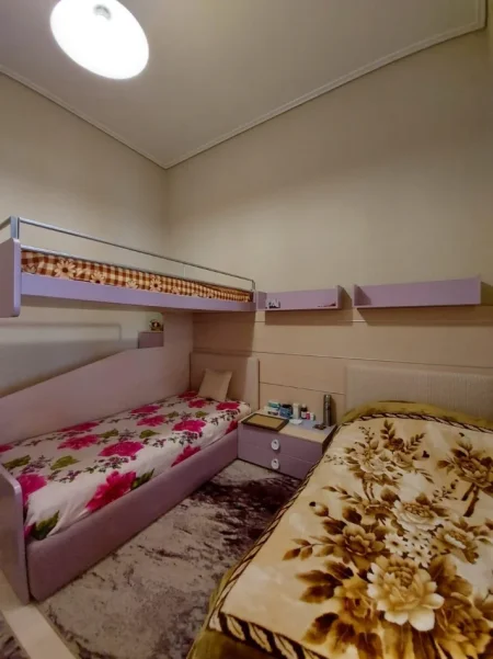 Tirane, jepet me qera apartament 3+1 , 150 m² 700 € (fresk)