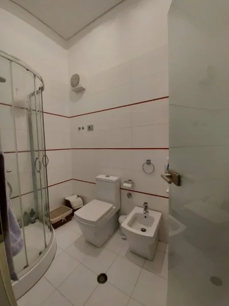 Tirane, jepet me qera apartament 3+1 , 150 m² 700 € (fresk)