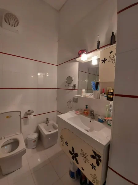 Tirane, jepet me qera apartament 3+1 , 150 m² 700 € (fresk)