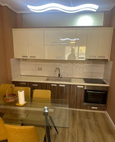 Tirane, jepet me qera apartament 2+1 Kati 4, 85 m² 700 € (Liqeni Artificial)
