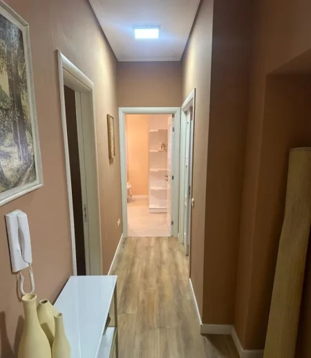 Tirane, jepet me qera apartament 2+1 Kati 4, 85 m² 700 € (Liqeni Artificial)