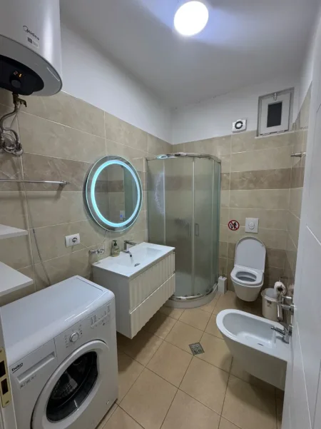 Tirane, jepet me qera apartament 2+1 , 700 € (KINOSTUDIO)