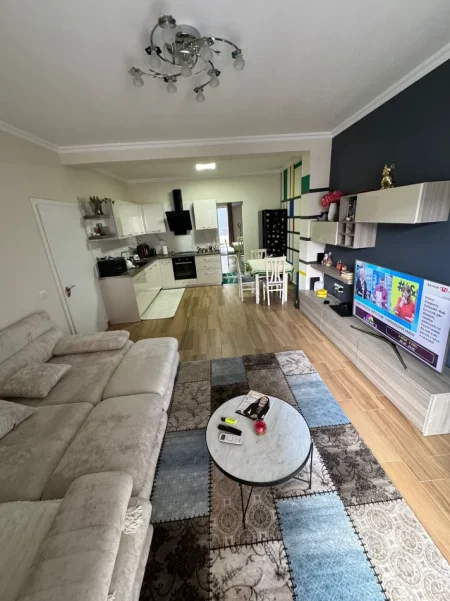 Tirane, jepet me qera apartament 2+1 , 700 € (KINOSTUDIO)