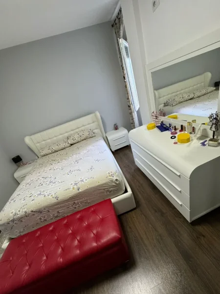 Tirane, jepet me qera apartament 2+1 , 700 € (KINOSTUDIO)