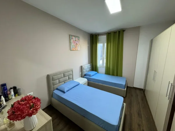 Tirane, jepet me qera apartament 2+1 , 700 € (KINOSTUDIO)