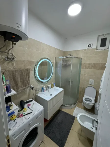 Tirane, jepet me qera apartament 2+1 , 700 € (KINOSTUDIO)