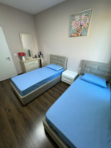 Tirane, jepet me qera apartament 2+1 , 700 € (KINOSTUDIO)