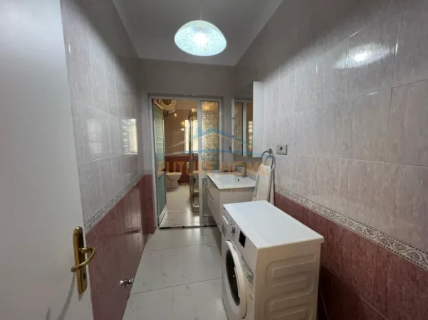 Tirane, jepet me qera apartament 2+1+Ballkon Kati 5, 96 m² 600 € (Rruga e Durresit)