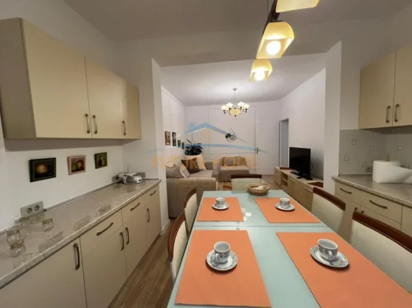 Tirane, jepet me qera apartament 2+1+Ballkon Kati 5, 96 m² 600 € (Rruga e Durresit)