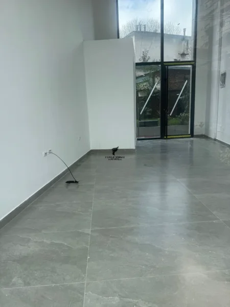 Tirane, jepet me qera zyre Kati 0, 35 m² 500 € (QENDER)