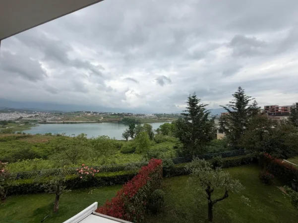 Tirane, jepet me qera Vile 3 Katshe , 221 m² 3.000 € (Liqeni Farkes)