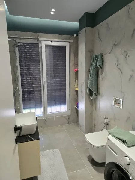 Tirane, jepet me qera apartament 1+1+Ballkon Kati 2, 68 m² 720 € (Rruga Qemal Stafa)