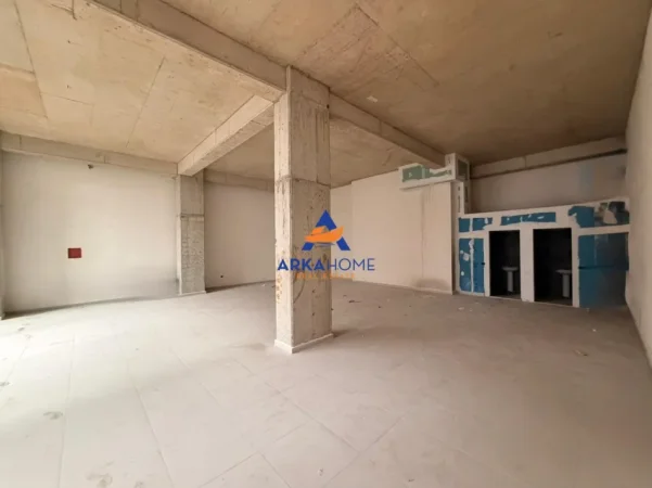 Tirane, jepet me qera dyqan Kati 0, 150 m² 3.500 € 