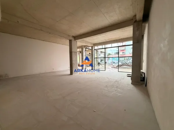Tirane, jepet me qera dyqan Kati 0, 150 m² 3.500 € 