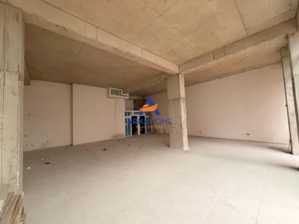 Tirane, jepet me qera dyqan Kati 0, 150 m² 3.500 € 