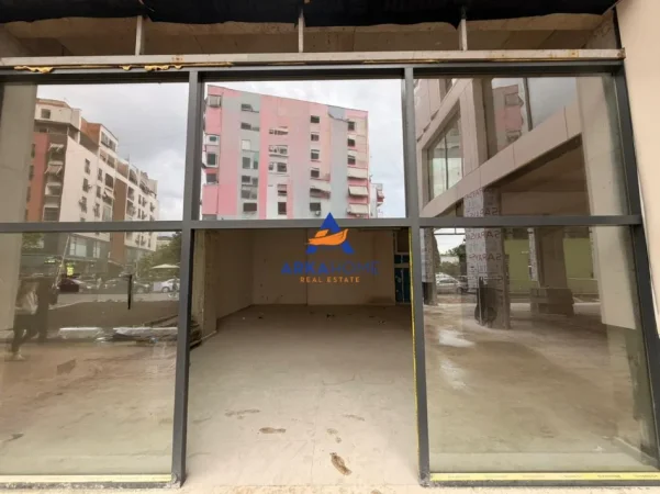 Tirane, jepet me qera dyqan Kati 0, 150 m² 3.500 € 