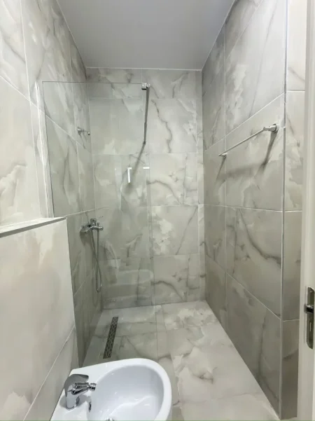 Tirane, jepet me qera apartament 2+1 Kati 5, 103 m² 670 € (Unaza e Re)