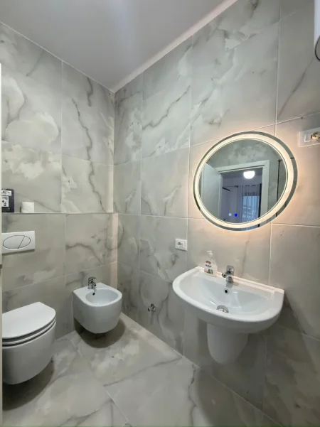 Tirane, jepet me qera apartament 2+1 Kati 5, 103 m² 670 € (Unaza e Re)