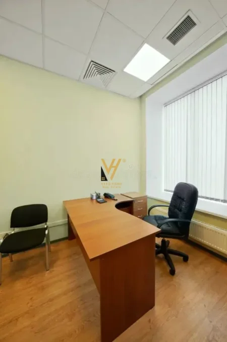 Tirane, jepet me qera zyre Kati 1, 38 m² 320 € (ISH EKSPOZITA)