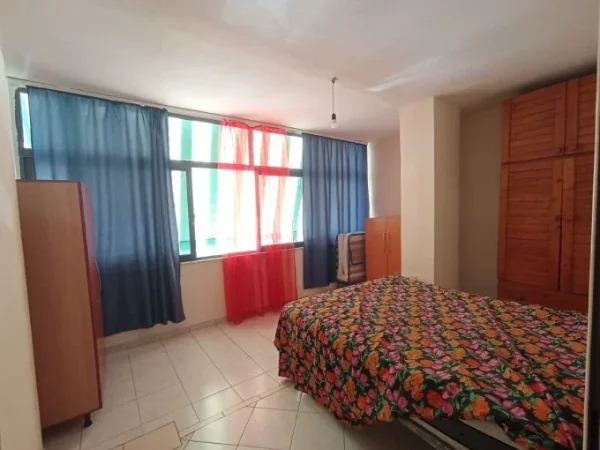 Tirane, jepet me qera apartament 1+1 Kati 2, 400 € (rruga e kavajes , 21 Dhjetori)