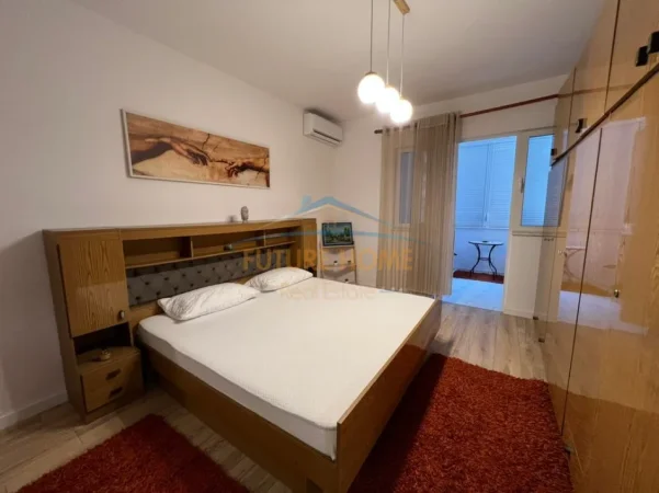 Tirane, jepet me qera apartament 2+1 Kati 5, 600 € (Rruga e Durresit)