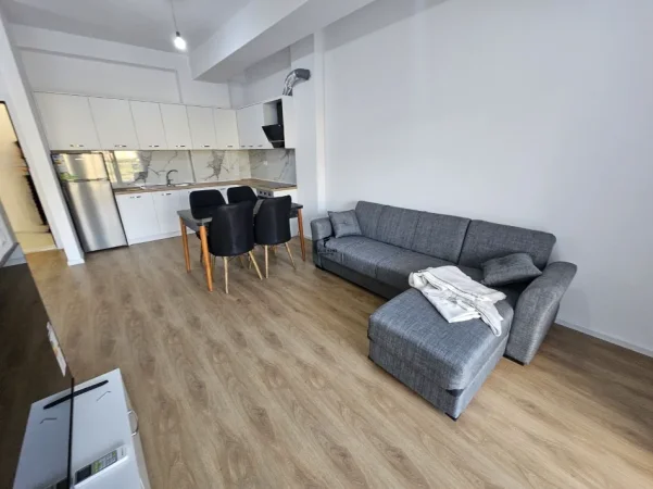 Tirane, jepet me qera apartament 1+1 Kati 5, 70 m² 400 € (ALI DEMI)