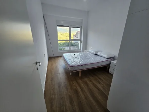 Tirane, jepet me qera apartament 1+1 Kati 5, 70 m² 400 € (ALI DEMI)