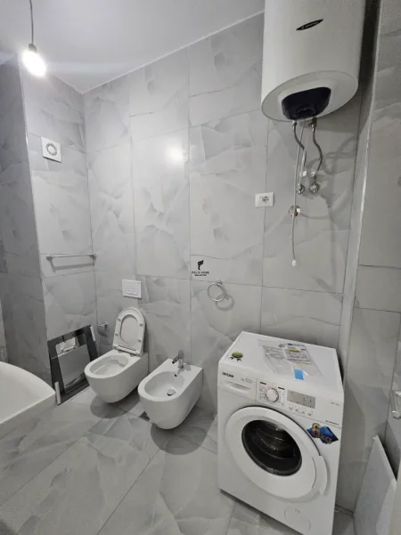 Tirane, jepet me qera apartament 1+1 Kati 5, 70 m² 400 € (ALI DEMI)