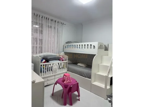 Tirane, jepet me qera apartament 2+1+Ballkon Kati 4, 84 m² 1.000 € (Fusha e Aviacionit)