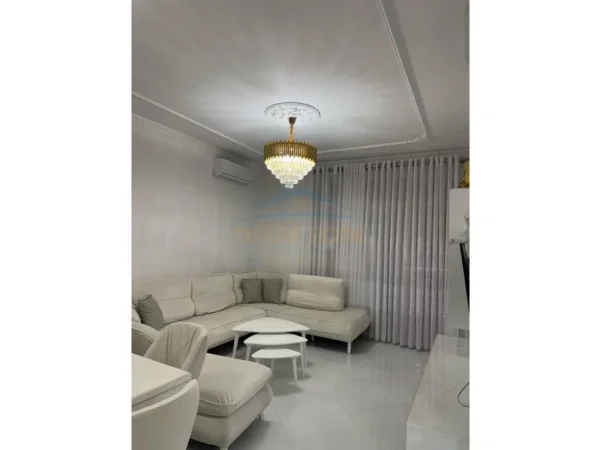 Tirane, jepet me qera apartament 2+1+Ballkon Kati 4, 84 m² 1.000 € (Fusha e Aviacionit)