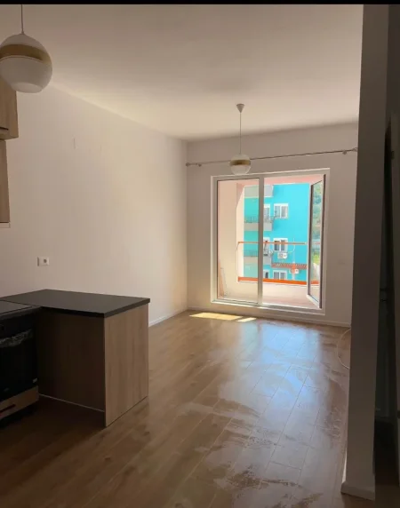 Tirane, jepet me qera apartament 1+1 , 50 m² 350 € (Ali Demi)