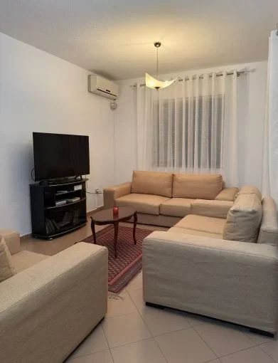 Tirane, jepet me qera apartament 2+1 Kati 7, 85 m² 700 € (rruga e kosovareve , liqeni artificial)