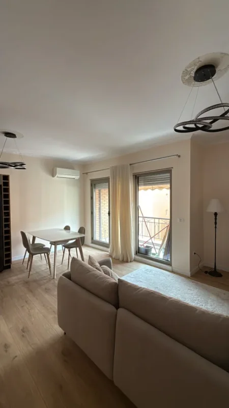Tirane, jepet me qera apartament 2+1+Ballkon , 90 m² 1.050 € (Kompleksi Delijorgji)