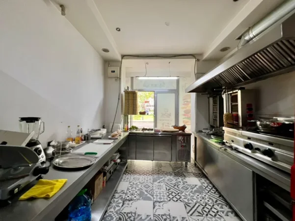 Tirane, shitet bar-resorant Kati 0, 150 m² (Bulevardi bajram curri)