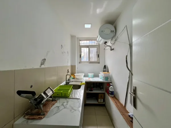 Tirane, shitet bar-resorant Kati 0, 150 m² (Bulevardi bajram curri)