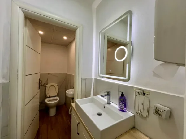 Tirane, shitet bar-resorant Kati 0, 150 m² (Bulevardi bajram curri)