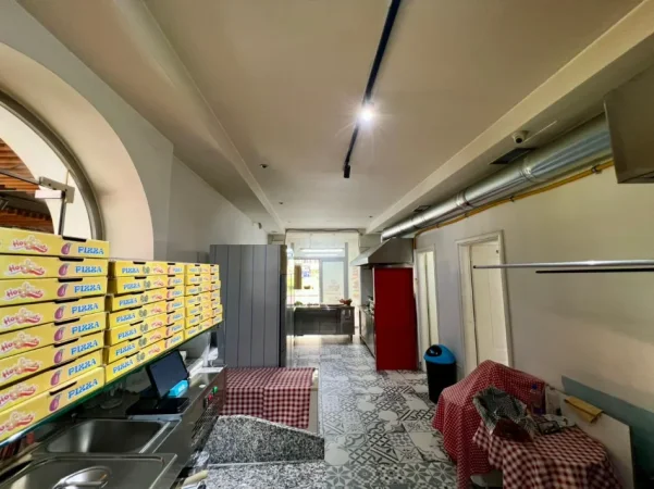 Tirane, shitet bar-resorant Kati 0, 150 m² (Bulevardi bajram curri)