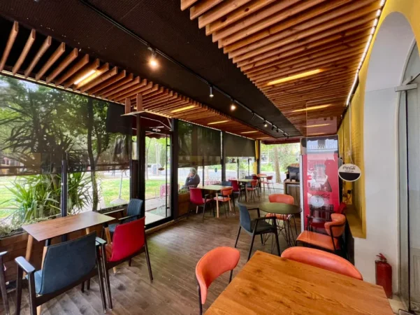 Tirane, shitet bar-resorant Kati 0, 150 m² (Bulevardi bajram curri)