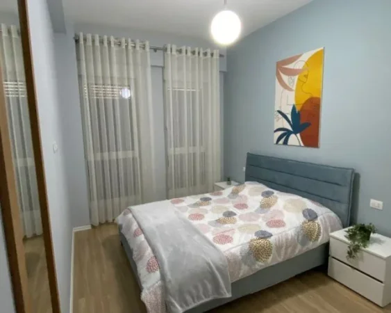 Tirane, jepet me qera apartament 1+1 Kati 2, 50 m² 550 € (ish parku i autobusave)